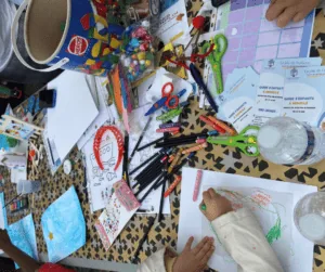 Travail créatif réalisé pendant une activité enfant